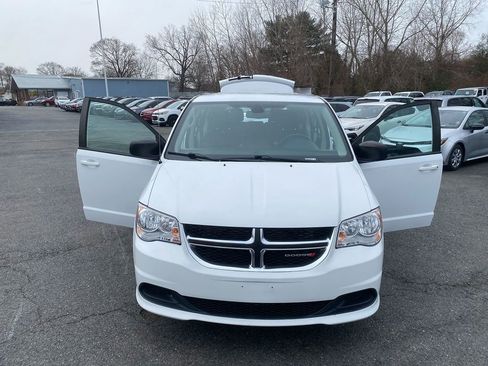 Used 2018 Dodge Grand Caravan SE w/ UConnect Hands-Free Group image 31