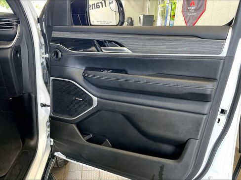 Used 2024 Jeep Wagoneer L Series II w/ Flexible Seating Group AWD/4WD image 23