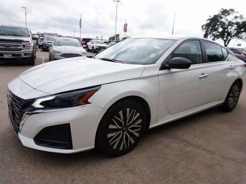 Used 2024 Nissan Altima 2.5 SV image 4