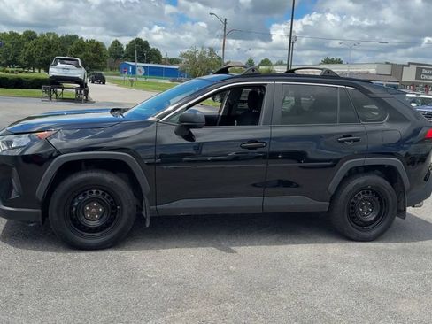 Used 2021 Toyota RAV4 LE AWD/4WD image 3