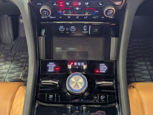 Used 2022 Jeep Grand Cherokee Summit w/ Luxury Tech Group V image 25