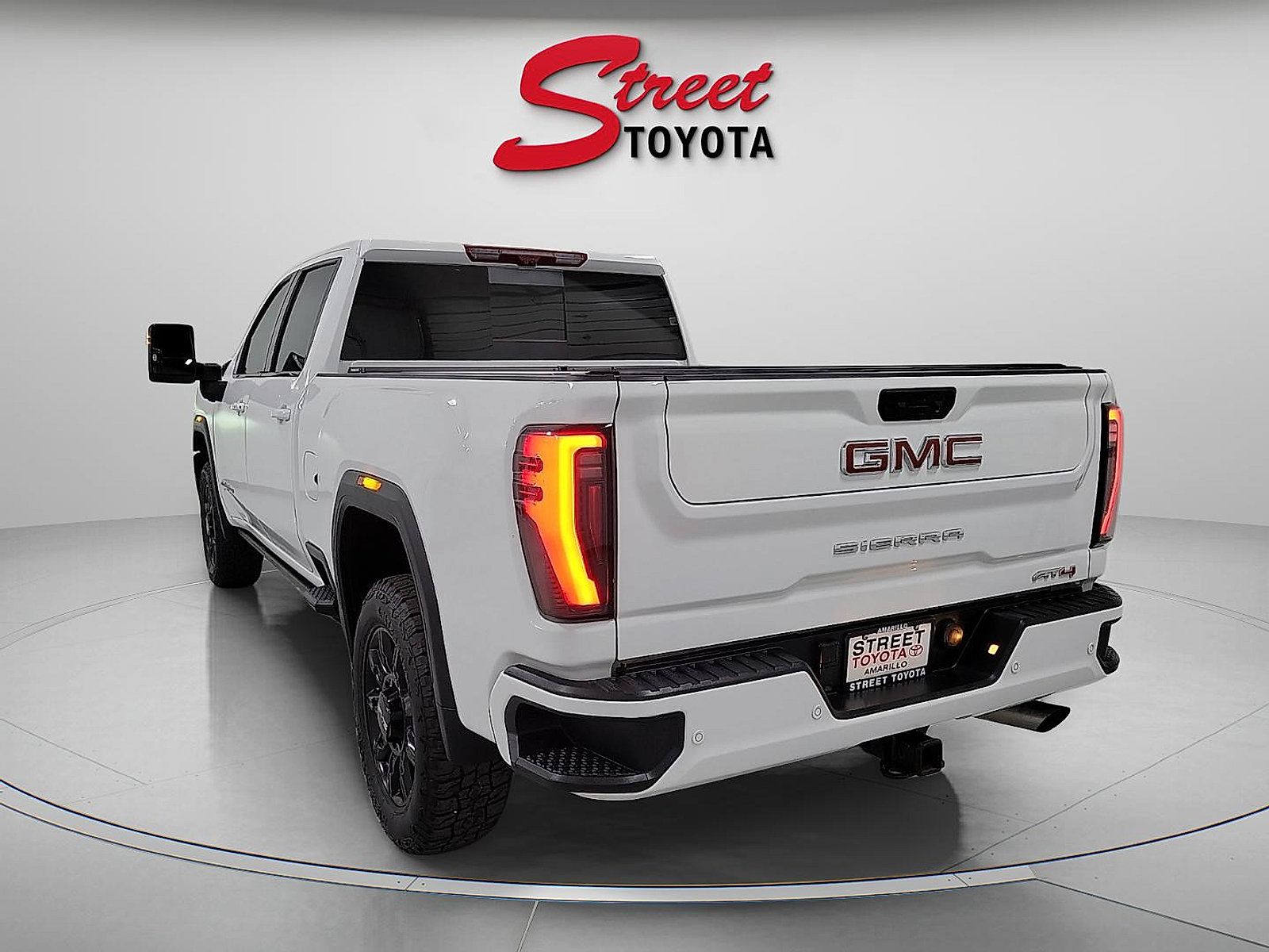 Used 2024 GMC Sierra 2500 AT4 w/ AT4 Premium Plus Package AWD/4WD image 2