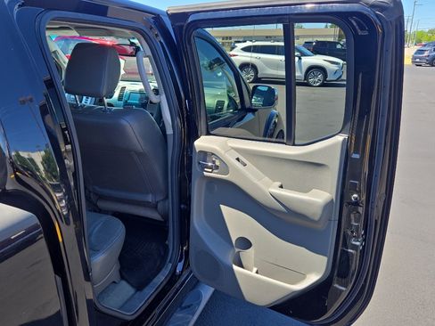 Used 2014 Nissan Frontier SL w/ SL Moonroof Package AWD/4WD image 16