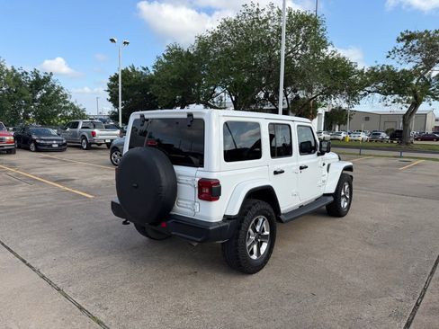 Used 2019 Jeep Wrangler Unlimited Sahara image 12