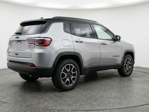 Used 2025 Jeep Compass Trailhawk image 9