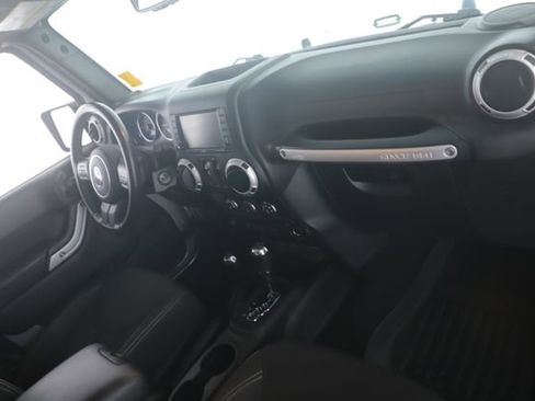 Used 2018 Jeep Wrangler Unlimited Sahara w/ Connectivity Group AWD/4WD image 24
