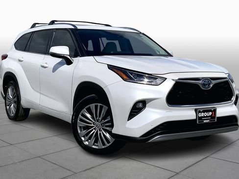 Used 2022 Toyota Highlander Platinum image 3