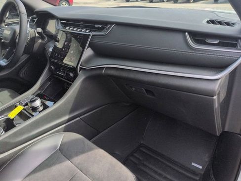 Used 2025 Jeep Grand Cherokee L Laredo image 30