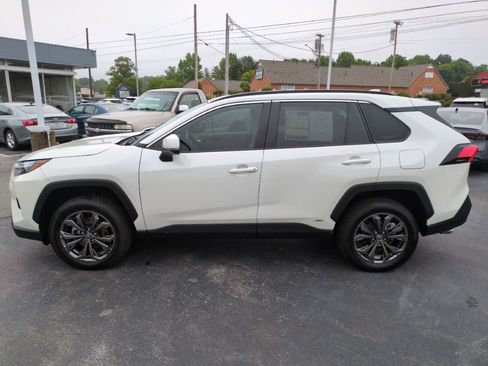 Used 2022 Toyota RAV4 XLE Premium AWD/4WD image 4