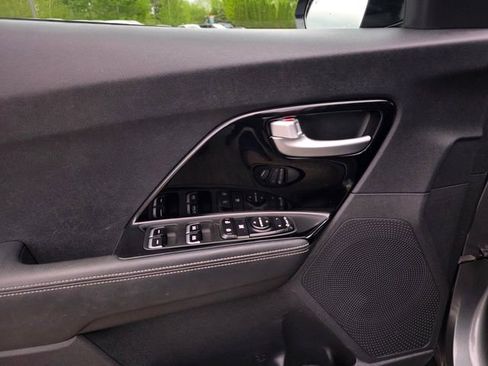 Used 2017 Kia Niro EX FWD image 27