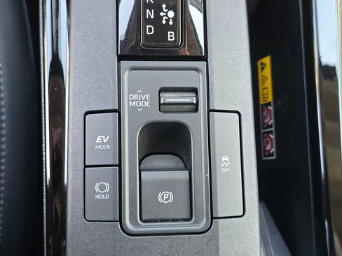 Used 2025 Toyota Prius XLE FWD image 33