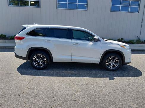 Used 2018 Toyota Highlander Plus FWD image 2