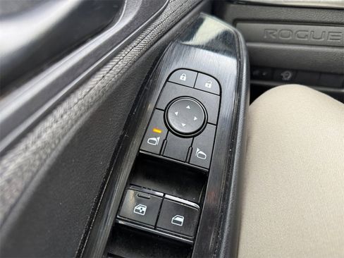 Used 2023 Nissan Rogue S image 30