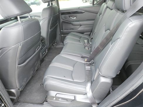 Used 2023 Honda Pilot Touring image 11