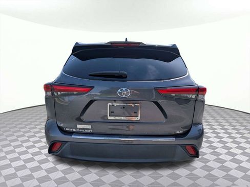 Used 2022 Toyota Highlander XLE FWD image 4