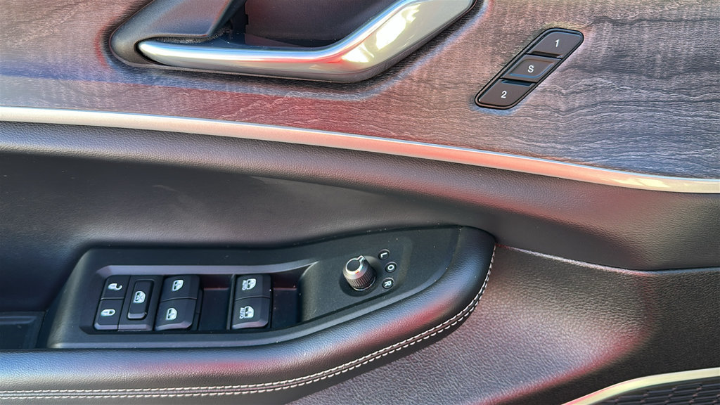 Used 2025 Jeep Grand Cherokee Limited AWD/4WD image 12