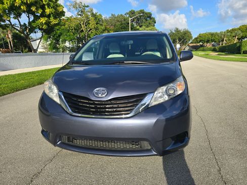 Used 2014 Toyota Sienna LE FWD image 2