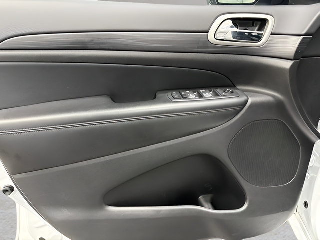 Used 2020 Jeep Grand Cherokee Altitude RWD image 9