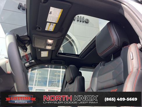 Used 2025 Nissan Frontier PRO-4X w/ Pro Premium Package image 13