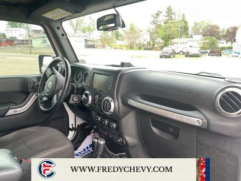 Used 2015 Jeep Wrangler Unlimited Sahara image 44