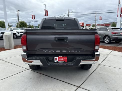 Used 2018 Toyota Tacoma TRD Off-Road AWD/4WD image 4