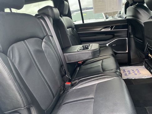 Certified 2024 Jeep Wagoneer L Series II w/ Flexible Seating Group image 13