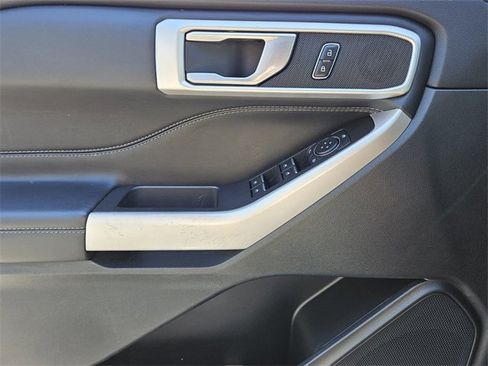 Used 2023 Ford Explorer XLT image 29