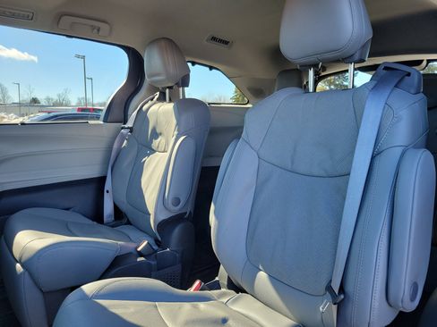 Used 2024 Toyota Sienna Limited image 12