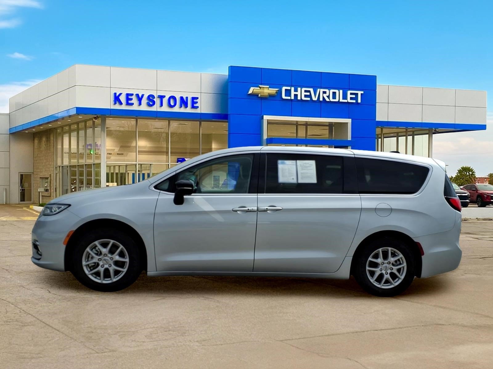 Used 2024 Chrysler Pacifica Touring-L FWD image 4