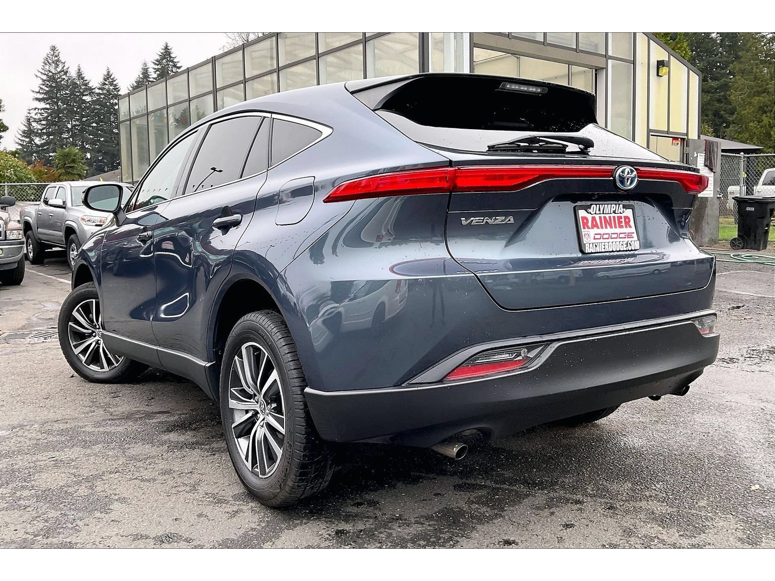 Used 2024 Toyota Venza LE AWD/4WD image 3