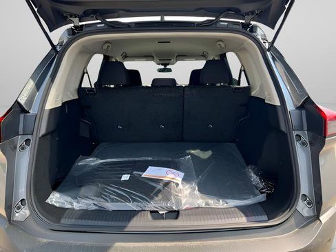 Used 2023 Nissan Rogue S image 5