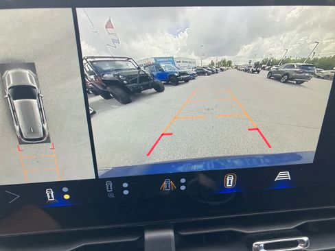 Used 2026 Chevrolet Equinox LT w/ Safety and Technology Package FWD image 23