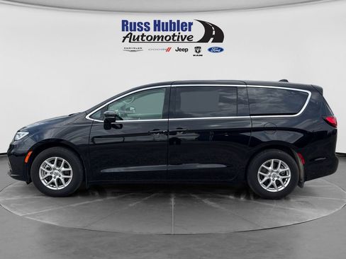Used 2024 Chrysler Pacifica Touring-L FWD image 2
