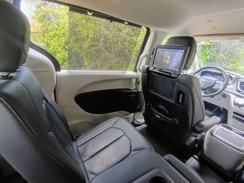 Used 2020 Chrysler Pacifica Touring-L Plus w/ Tire & Wheel Group image 64