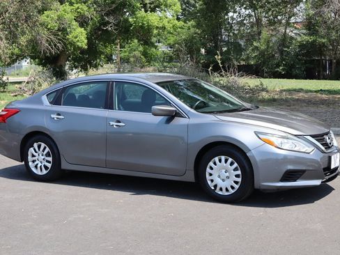 Used 2016 Nissan Altima 2.5 S w/ Power Driver Seat Package FWD image 2