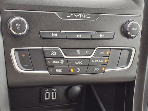 Used 2020 Ford Fusion SE w/ Equipment Group 151A image 18