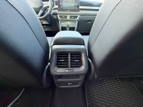 Used 2025 Volkswagen Taos SE image 18