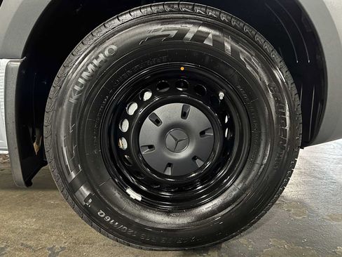 Used 2025 Mercedes-Benz Sprinter 2500 image 9