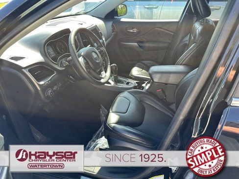 Used 2019 Jeep Cherokee Latitude Plus w/ Comfort/Convenience Group FWD image 5