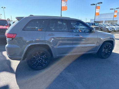 Used 2020 Jeep Grand Cherokee Altitude RWD image 12