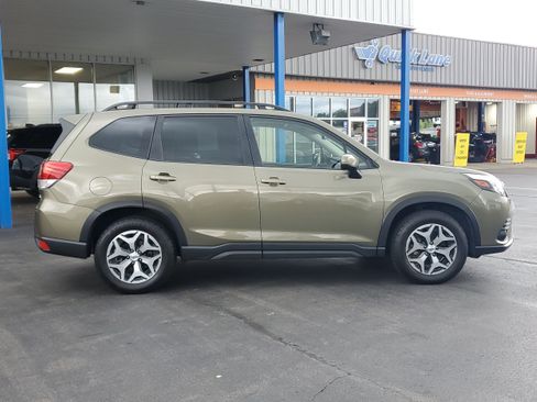 Used 2023 Subaru Forester Premium w/ Popular Package #2 AWD/4WD image 5