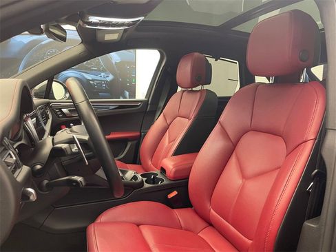 Certified 2025 Porsche Macan image 5