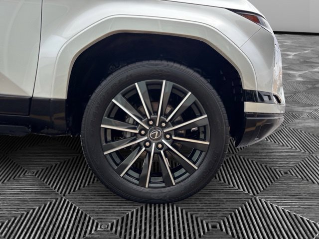 Used 2024 Lexus GX 550 w/ Accessory Package (2T) AWD/4WD image 32