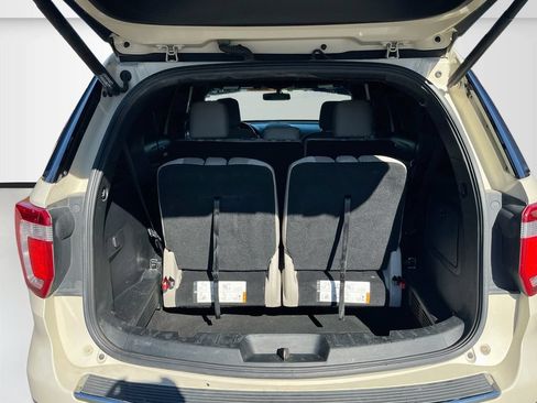 Used 2018 Ford Explorer XLT w/ Equipment Group 201A FWD image 24