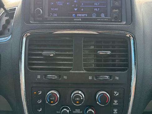 Used 2018 Dodge Grand Caravan SXT image 12