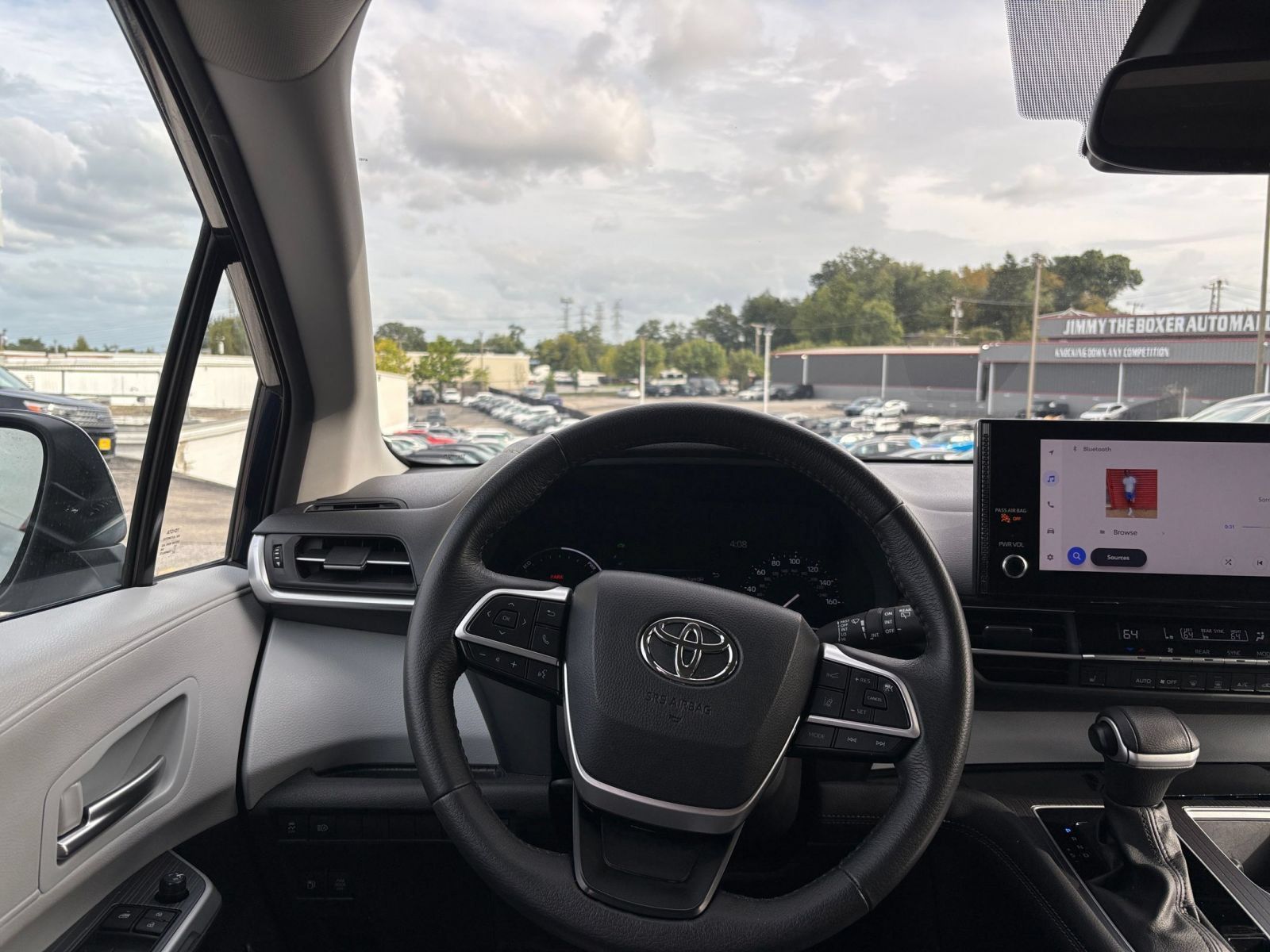 Used 2025 Toyota Sienna XLE FWD image 36