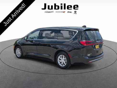 Used 2023 Chrysler Pacifica Touring-L FWD image 4