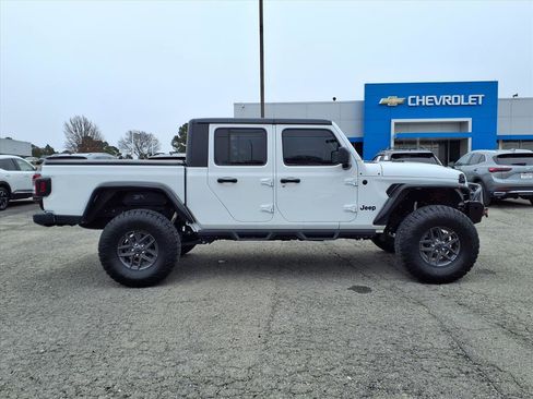 Used 2025 Jeep Gladiator Sport image 18