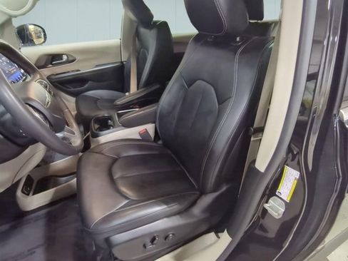 Used 2024 Chrysler Pacifica Select image 18