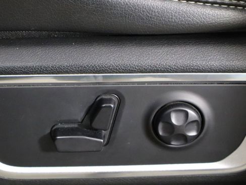 Used 2019 RAM 1500 Laramie AWD/4WD image 22